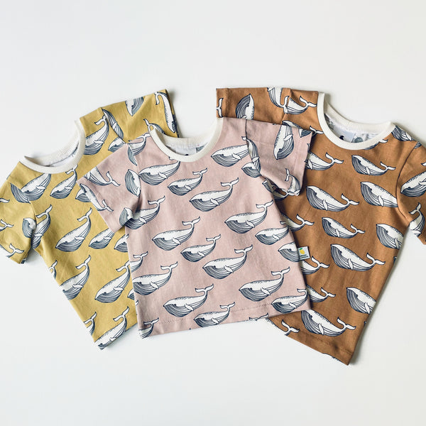 Geel biologisch shirtje met walvissen