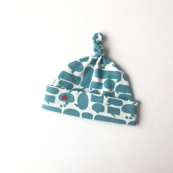 Baby muts van katoenen tricot met text ballonnen