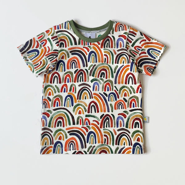 T-shirt met aquarel regenbogen.