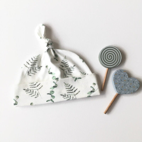 Witte baby muts met eucalyptus