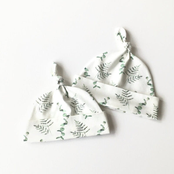 Witte baby muts met eucalyptus