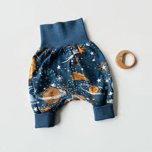 Donkerblauw baby broekje met sterren, planeten en manen