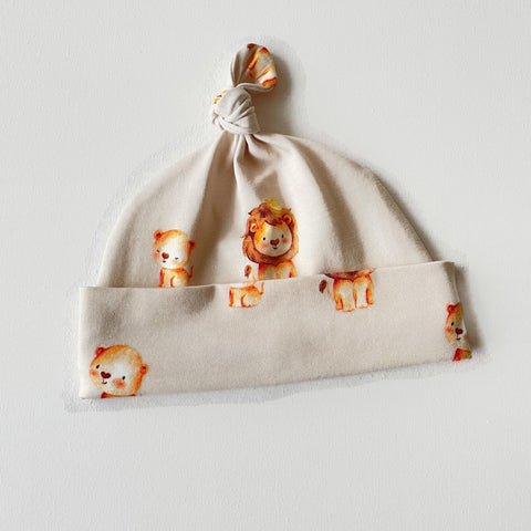 Baby muts met leeuwen. Katoen tricot. Baby mutsje, baby koopmuts, muts