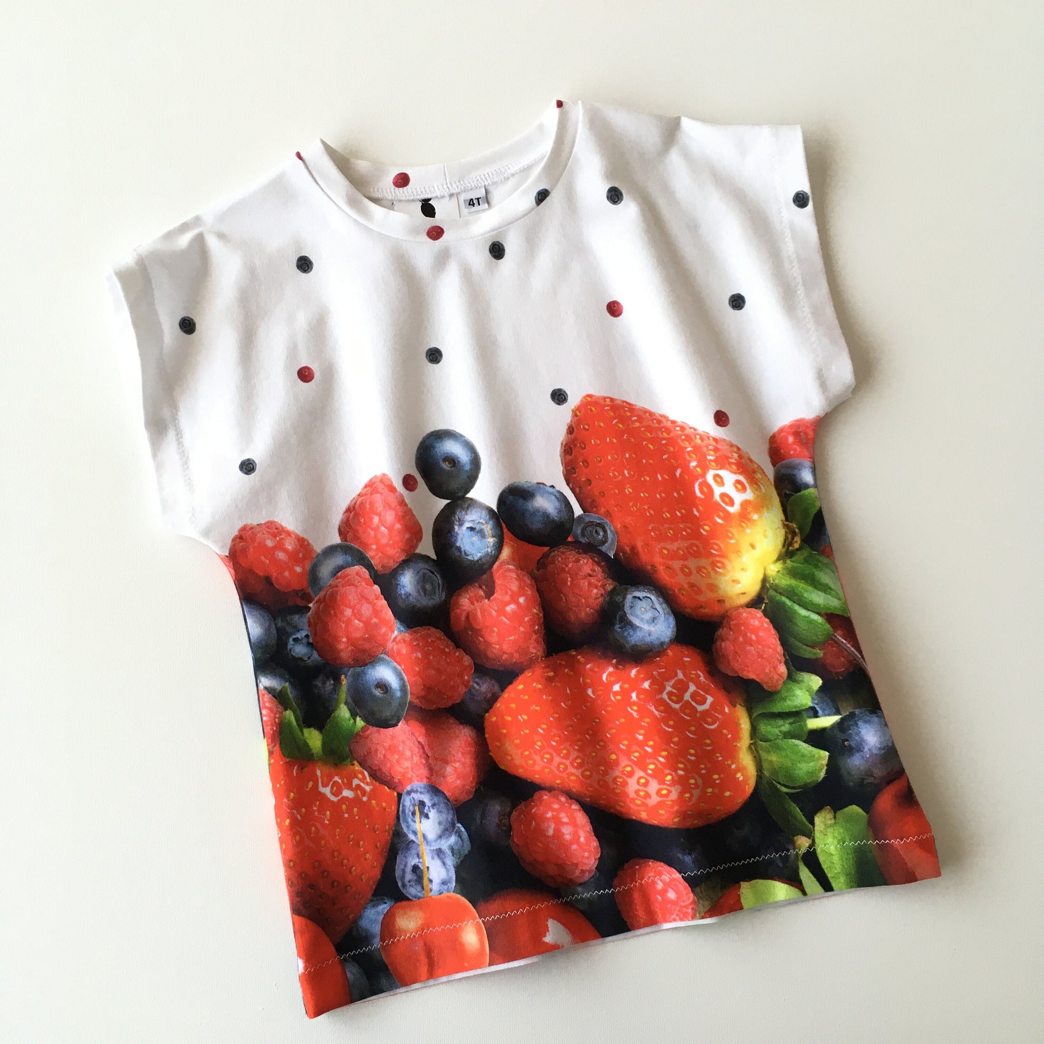 Kinder shirt met fruit, maat 98.