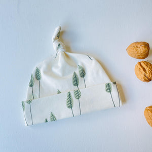 Wit baby mutsje met groene blaadjes