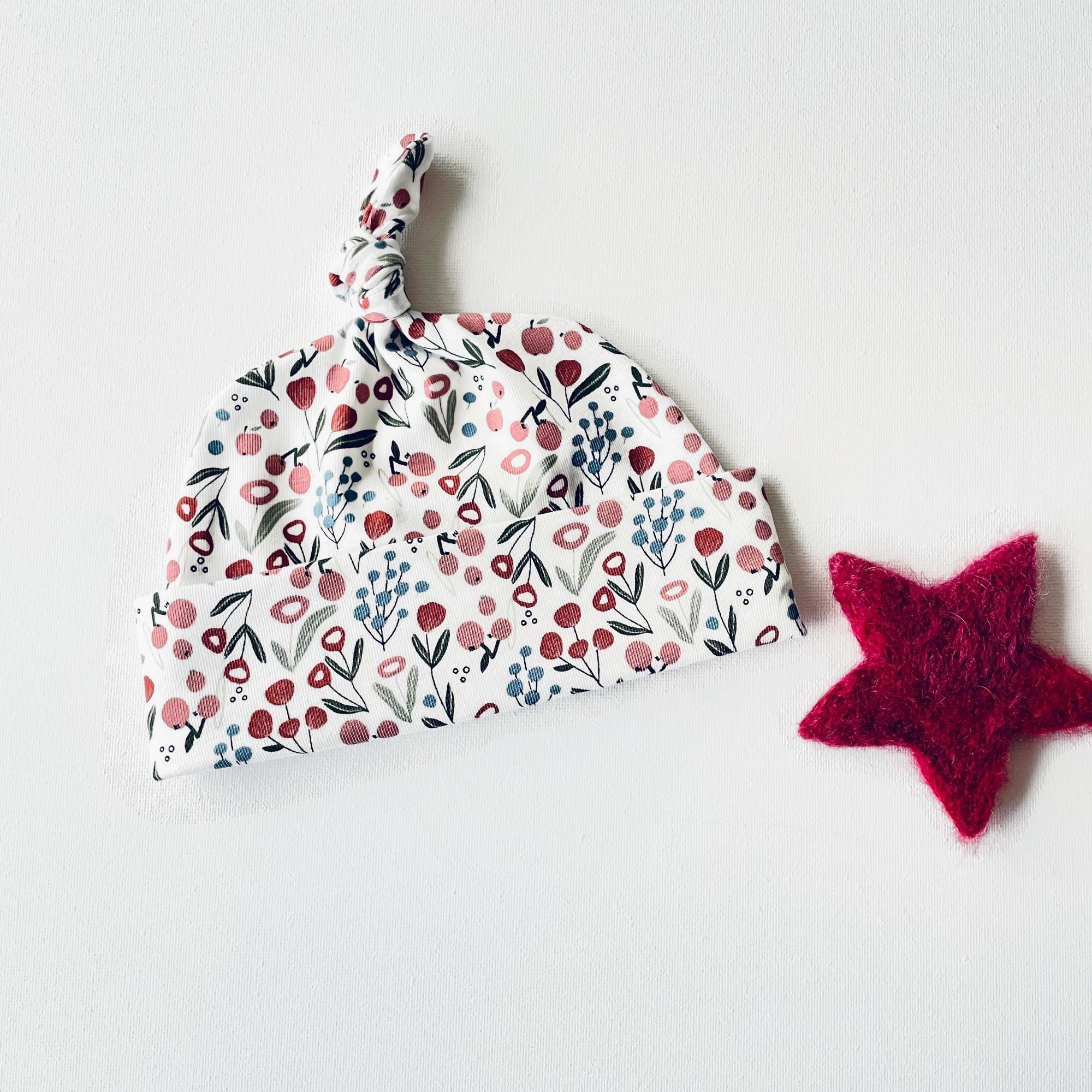 Baby mutsje met besjes en bloemen