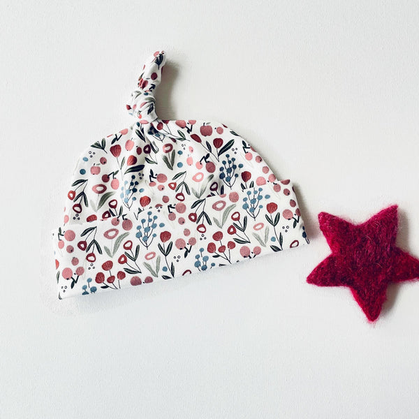 Baby mutsje met besjes en bloemen