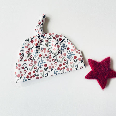 Baby mutsje met besjes en bloemen