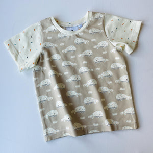Zandkleurig shirtje met walvissen.