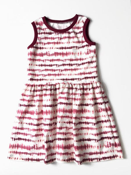 Mouwloos jurkje met tie dye patroon. Maat 110.