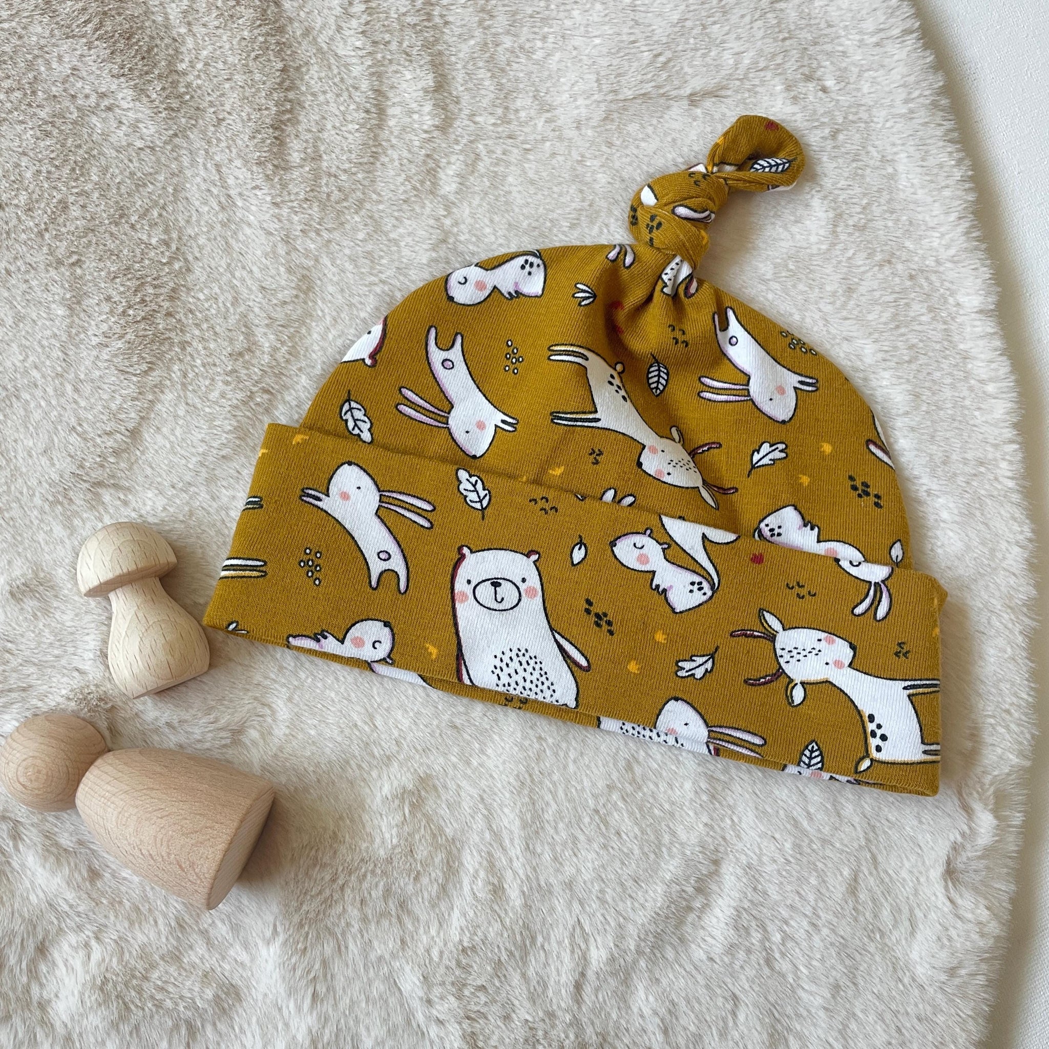 Mosterdgeel baby mutsje met bosdieren