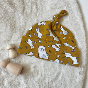 Mosterdgeel baby mutsje met bosdieren