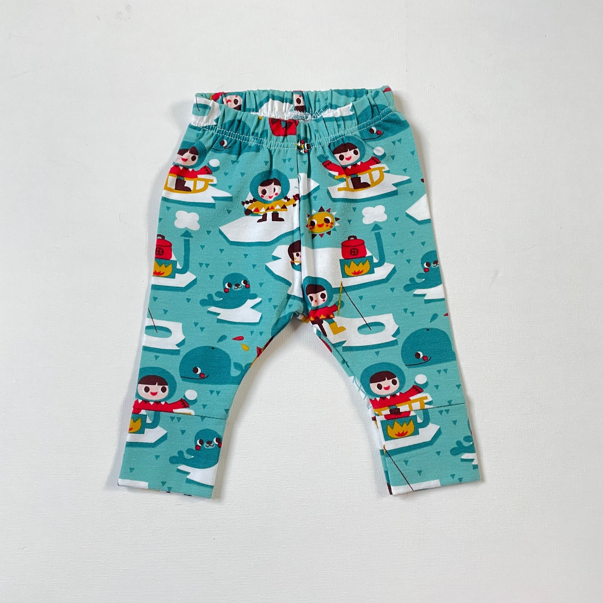 Baby legging met walvissen en inuit. Maat 50 - 56.