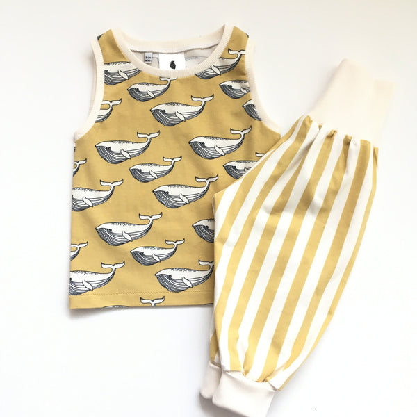 Geel kinder mouwloos shirt met walvissen, maat 86