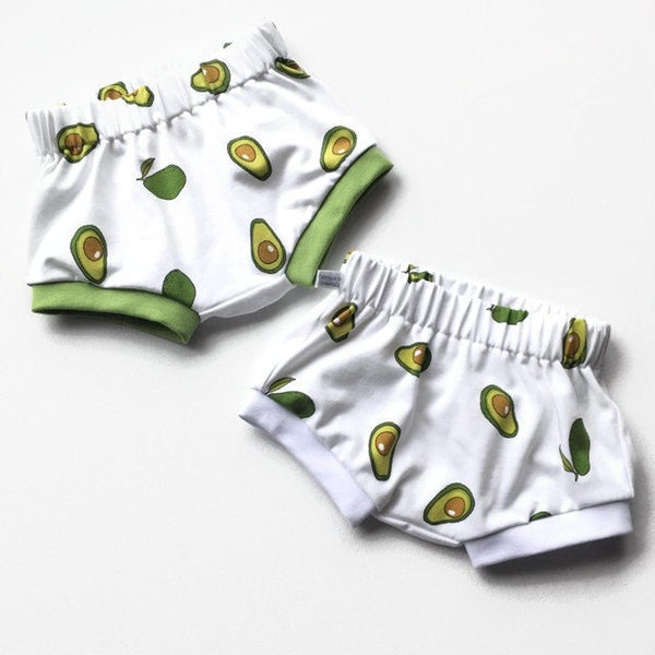 Kort broekje met avocado's, maat 62