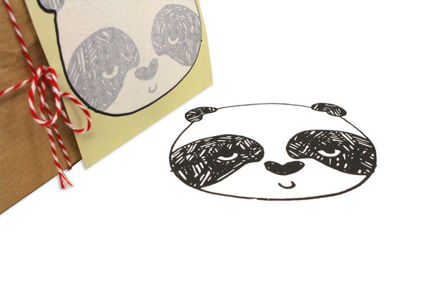 Baby set van witte tricot met panda's. Broek en romper