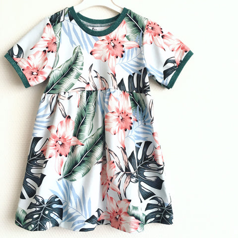 Tshirt jurkje met tropische bladeren en bloemen