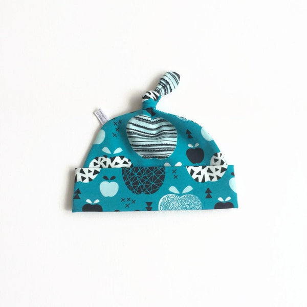 Petrol baby muts met appels in wit en zwart