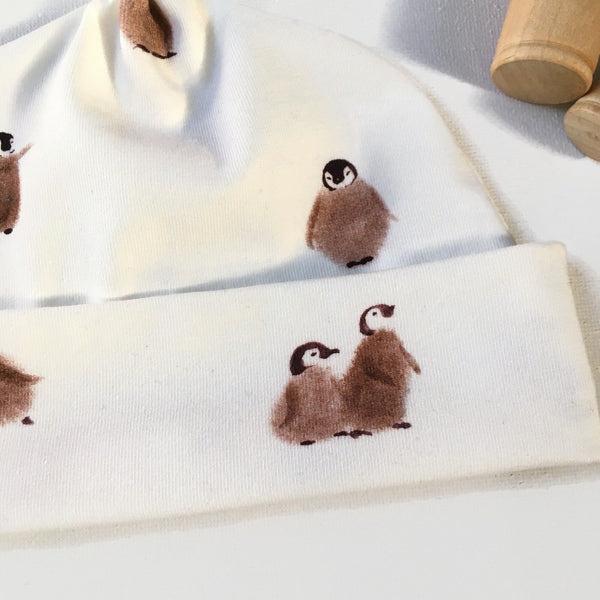 Baby muts van witte tricot met pinguins