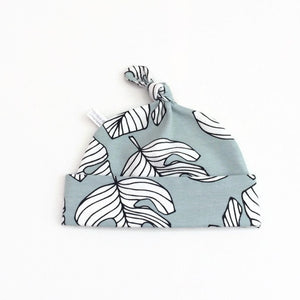 Baby muts van katoenen tricot met bladeren