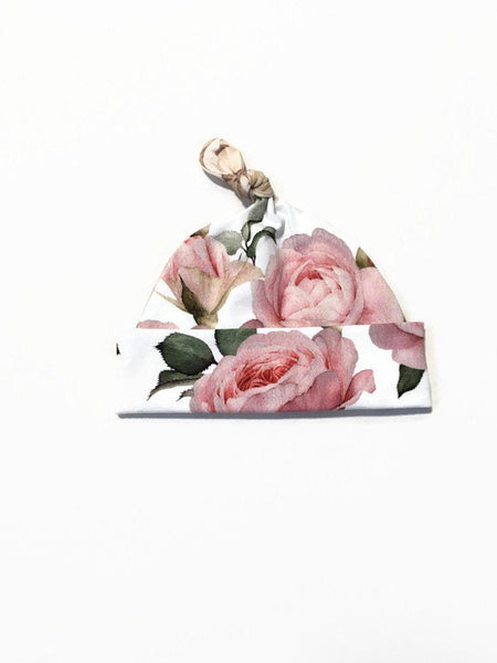 Wit baby mutsje met roze rozen