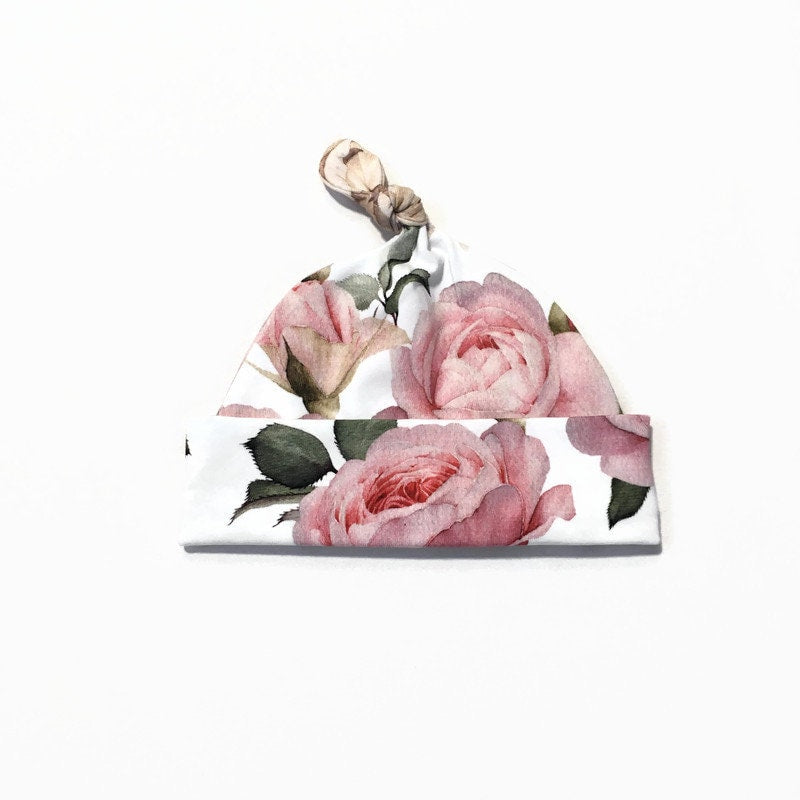 Wit baby mutsje met roze rozen