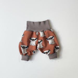 Baby broekje met mopshondjes