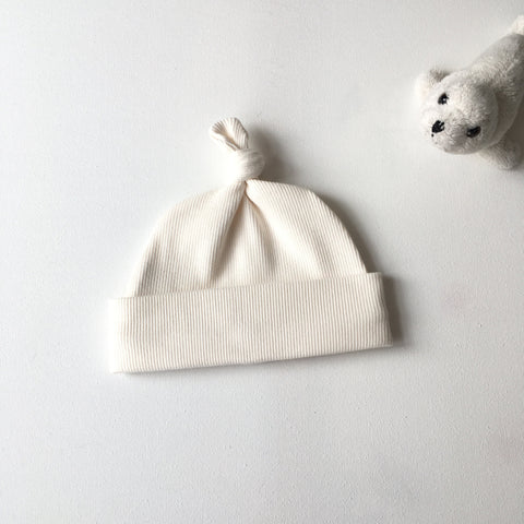 Off white baby muts van biologische tricot