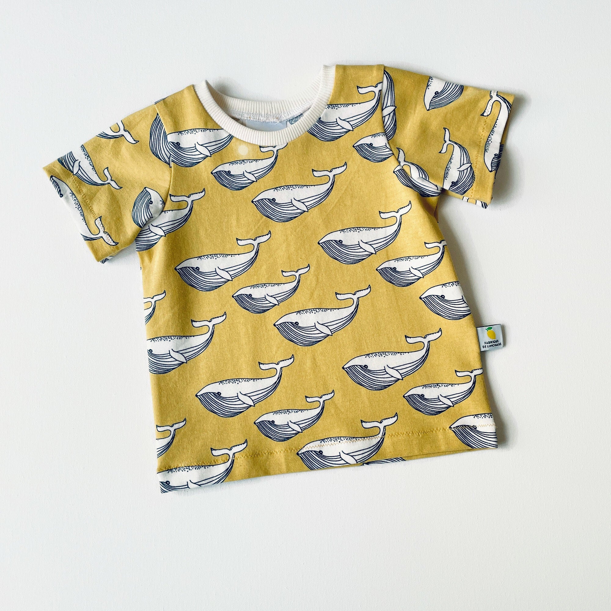 Geel biologisch shirtje met walvissen