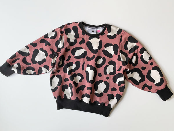 Roze trui met grote luipaardprint