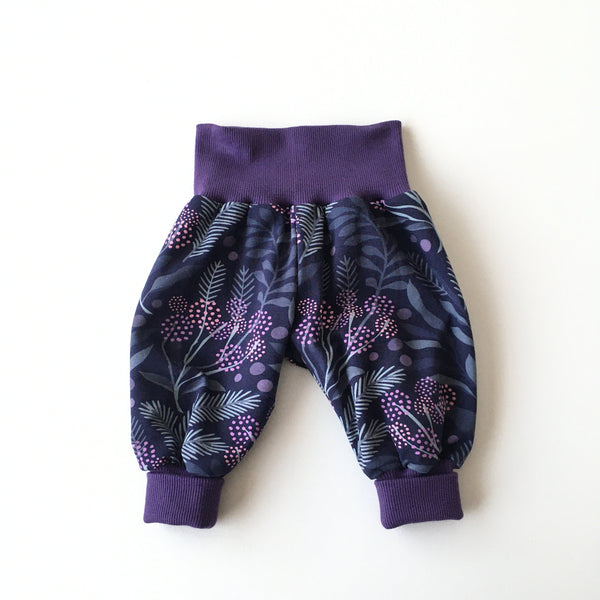 Donkerblauw baby broekje met takjes en bessen. Maat 62
