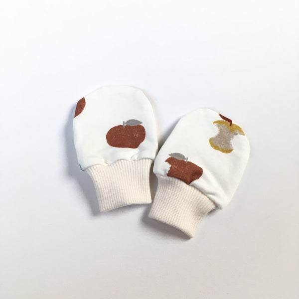 Baby krabwantjes met appels. Maat 50 - 56